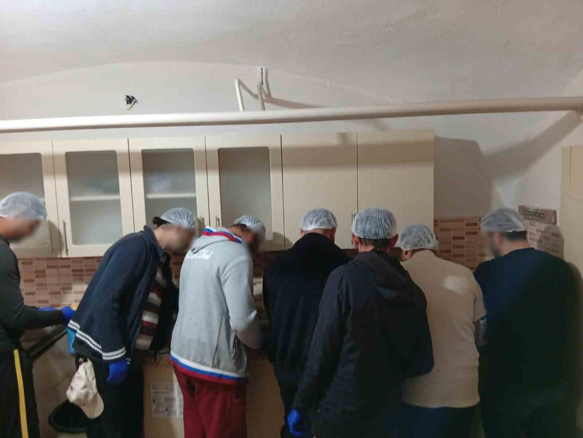 Topluma böyle kazandırılıyorlar! Hükümlülere sofralık zeytin yapımı öğretildi