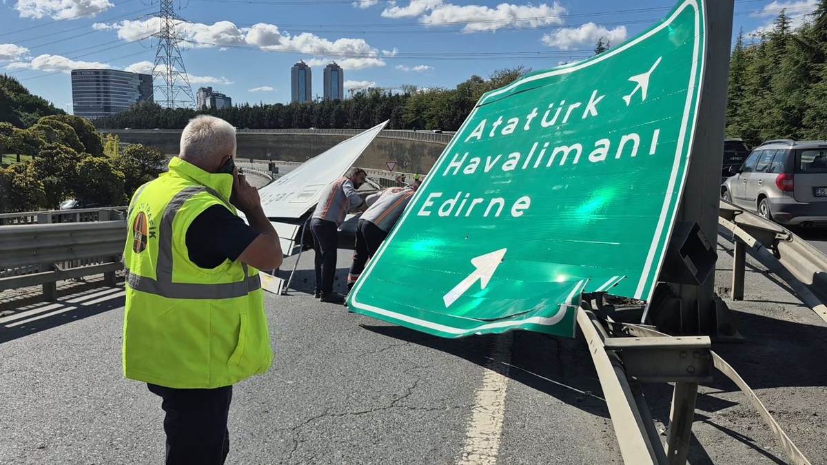 Esenler'de damperi açık hafriyat kamyonu iki yön tabelasını devirdi, şoför kaçtı