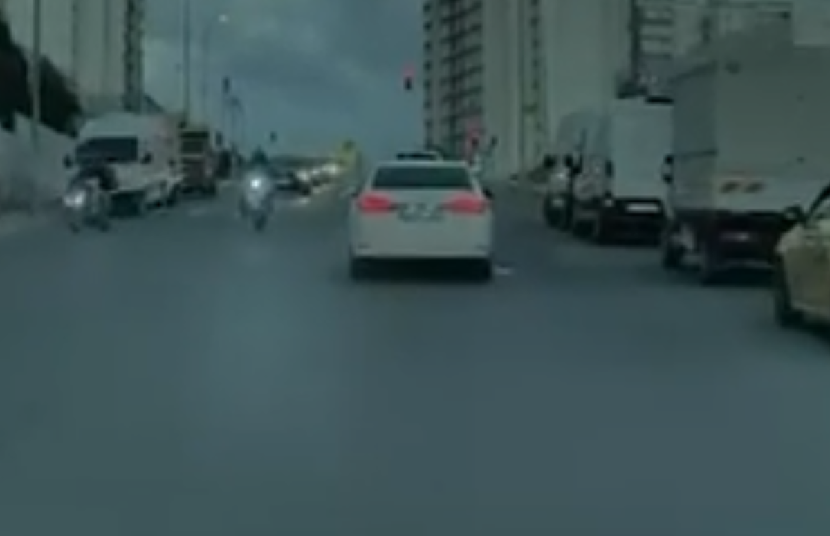 Esenyurt'ta hatalı U dönüşü yapan ticari araç motosiklete çarptı, sürücü yaralandı