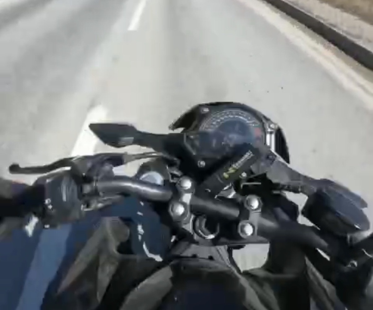 Eskişehir'de motosiklet sürücüsünün yere savrulduğu anlar kask kamerasına yansıdı
