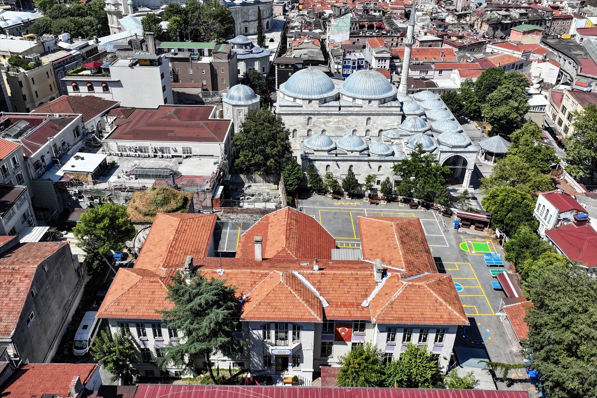 Fatih'te 1850'de açılan Büyük Reşitpaşa Ortaokulu 176 yıldır eğitim veriyor