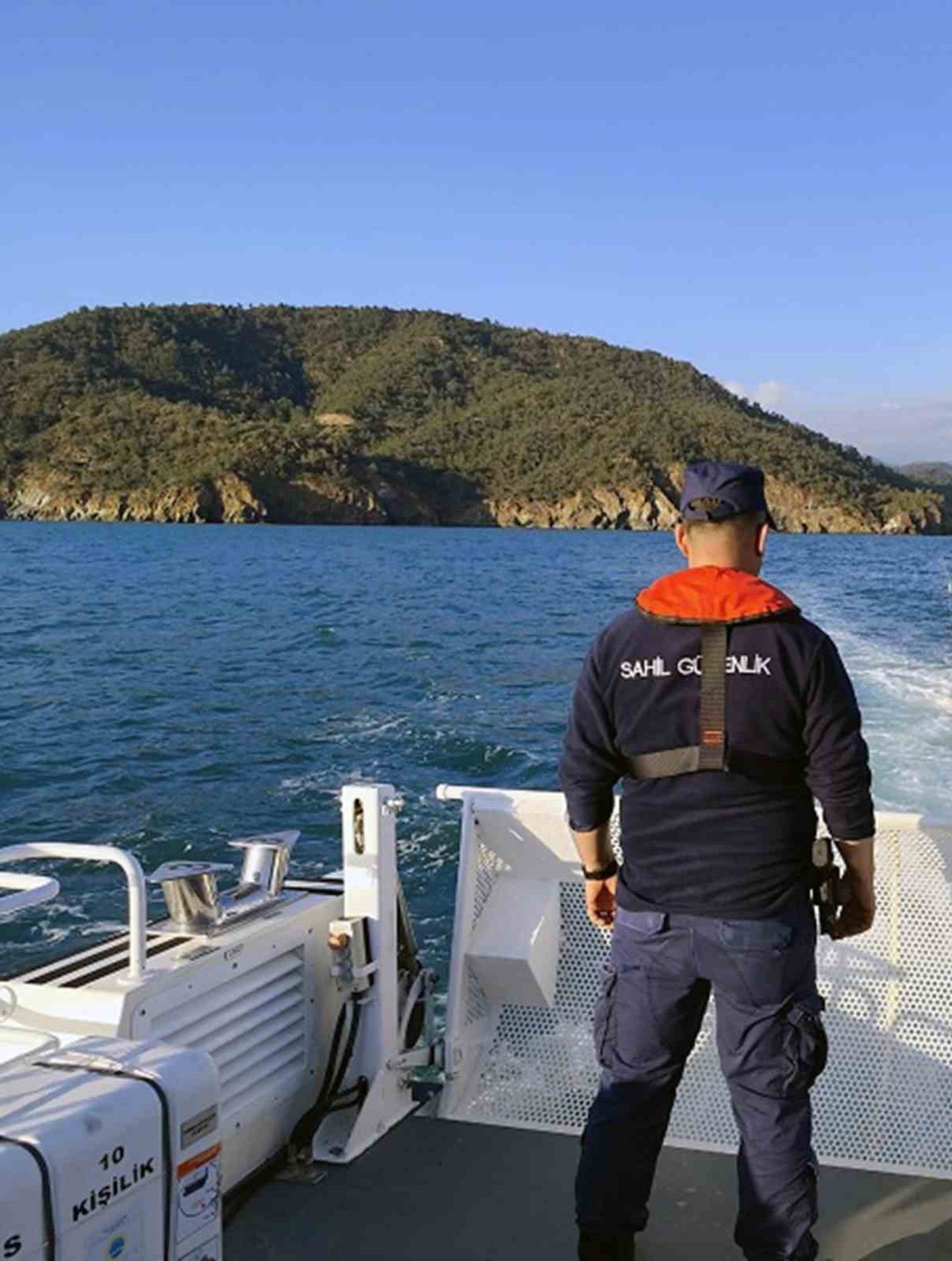 Fethiye Göcek'te Sahil Güvenlik operasyonunda 35 düzensiz göçmen yakalandı