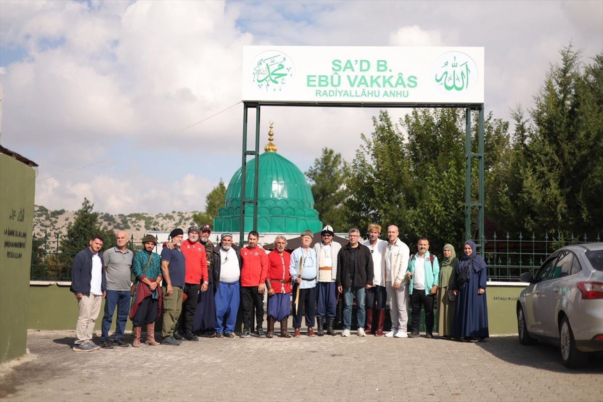 Geleneksel Türk okçuları, Gaziantep'te Sa'd bin Ebi Vakkas makamını ziyaret etti.
