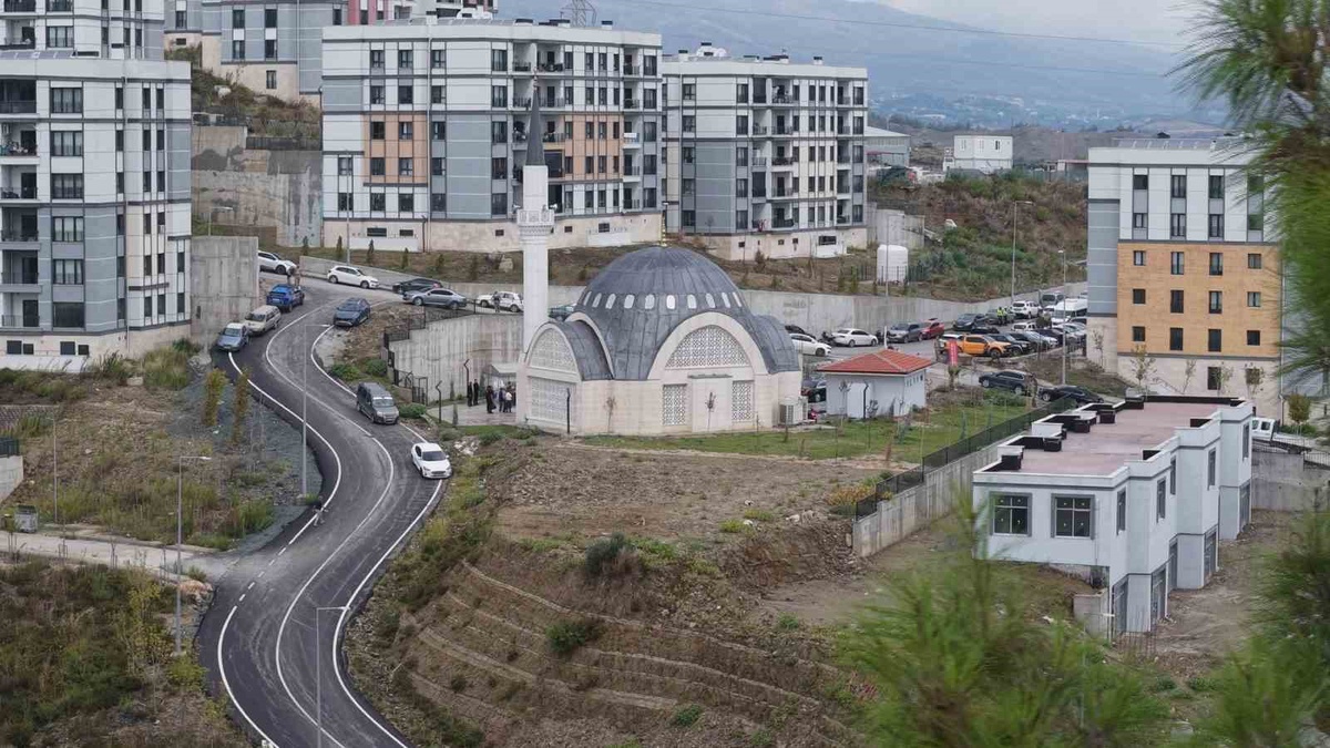 Hatay'da asrın felaketinden bu yana 136'ncı cami Defne'de ibadete açıldı