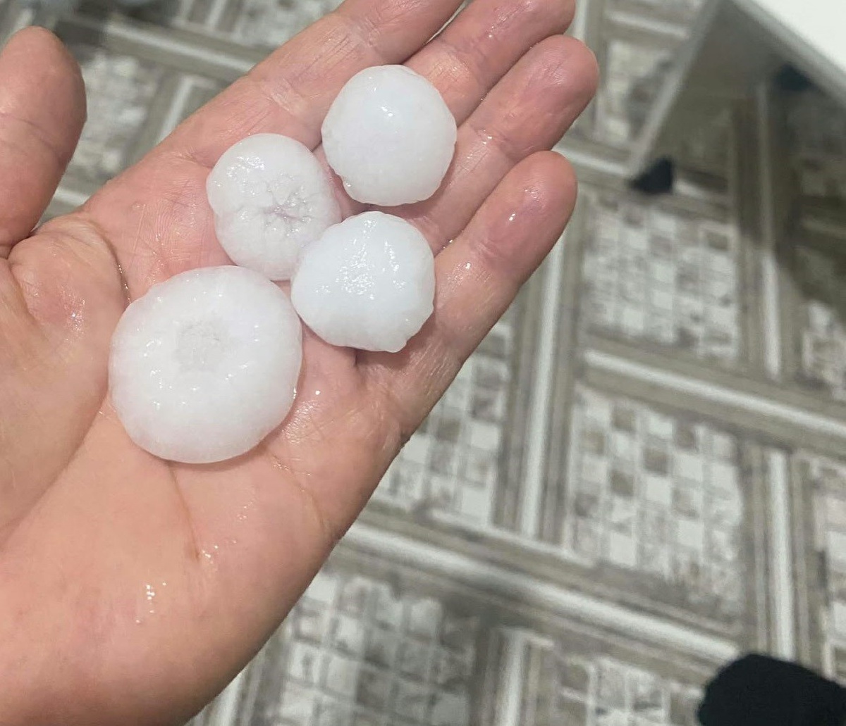 Hatay'da ceviz büyüklüğünde dolu yağdı, Altınözü ilçe stadyumu beyaza büründü