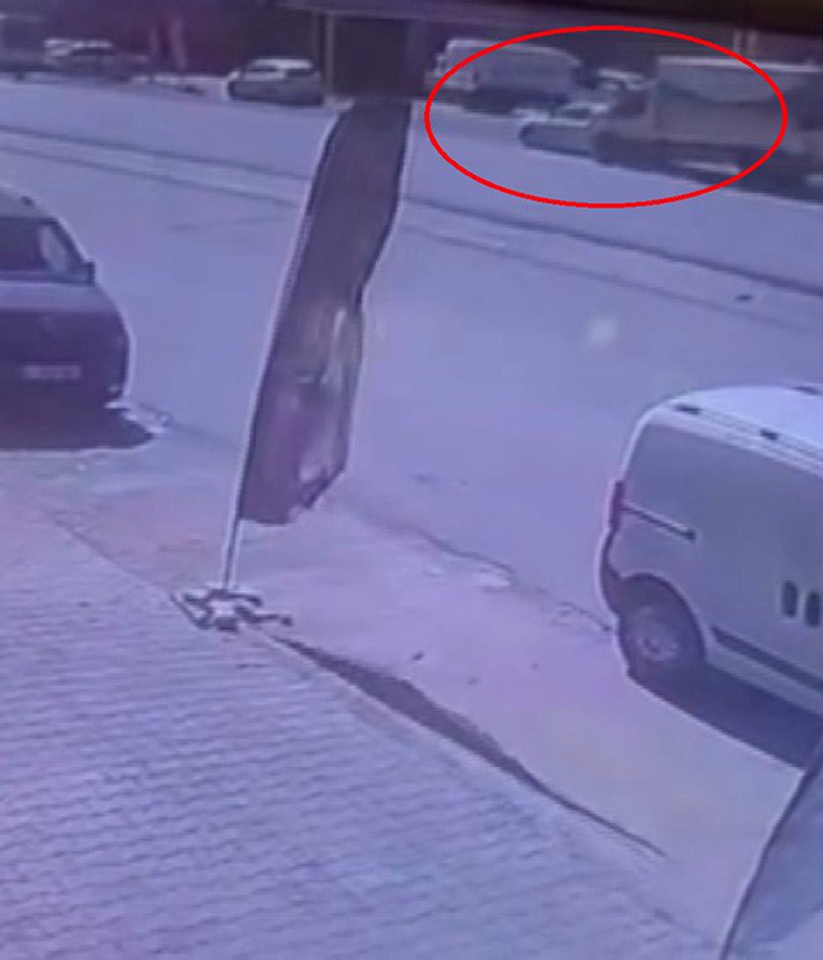 Hatay'da kamyonet park halindeki otomobile çarptı, kadın ezilmekten son anda kurtuldu