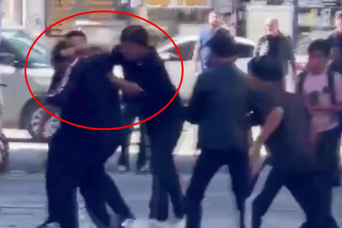 Mağaza önünde muştalı saldırı! 7 kişi 1 genci aralarına alıp dehşeti yaşattı, korkunç anlar kamerada