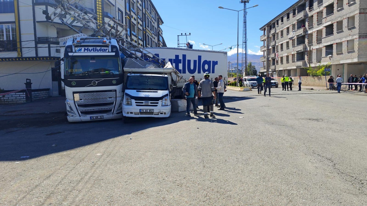 Iğdır'da tır, hafif ticari araca ve elektrik direğine çarptı; yaralanan olmadı