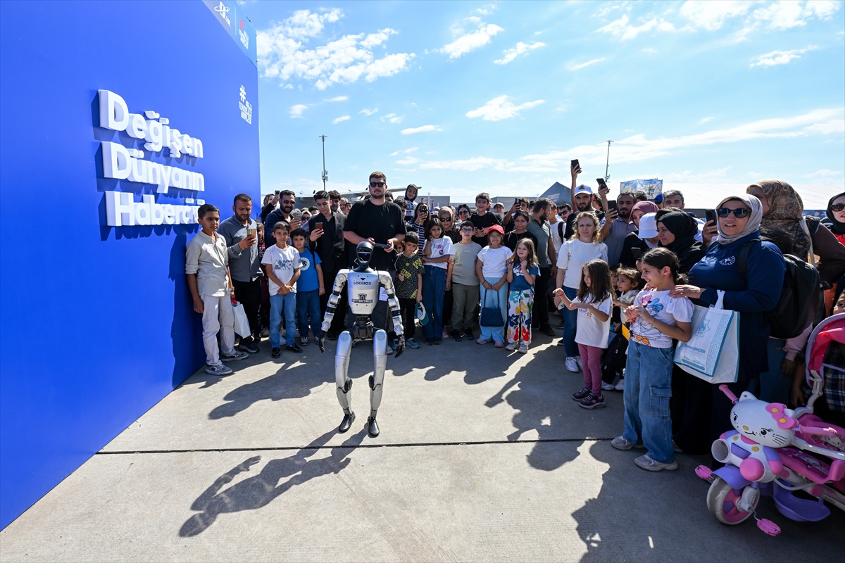 İnsansı robot Civan, TEKNOFEST Güneydoğu'da AA haber merkezinde muhabirleri selamladı
