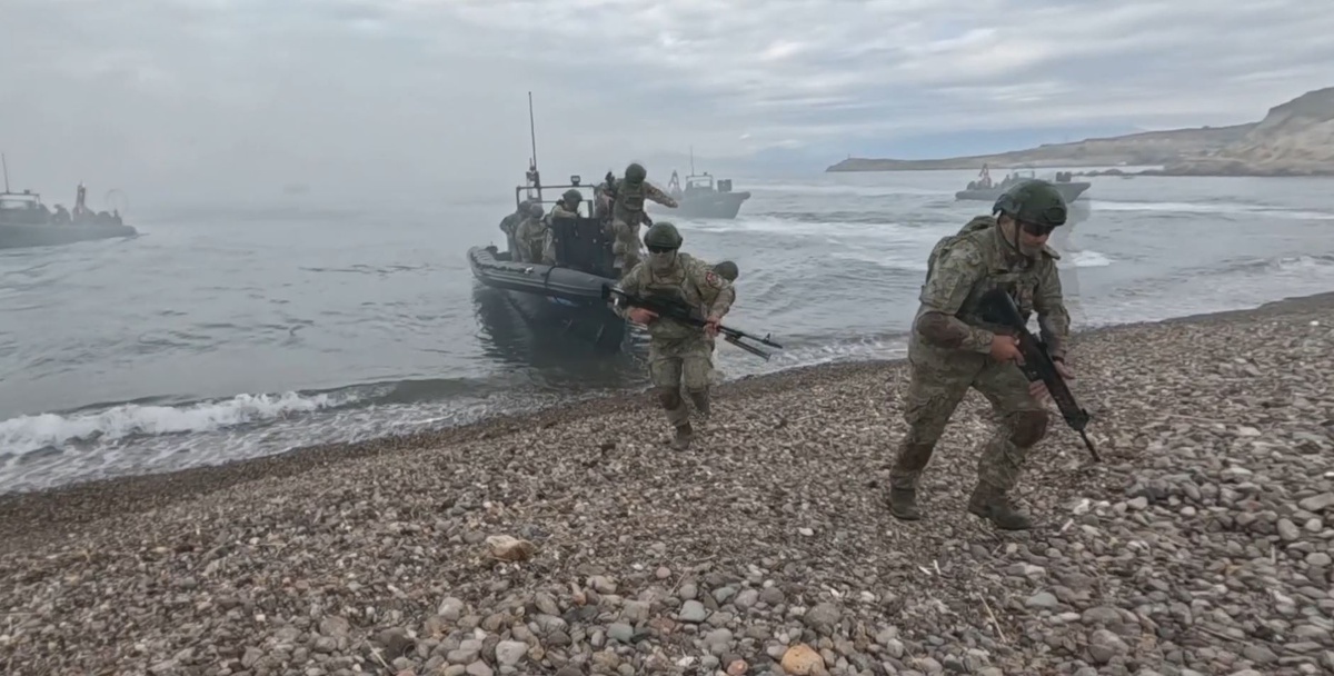 İzmir Foça'da komandolar deniz hücum harekatı eğitimi gerçekleştirdi
