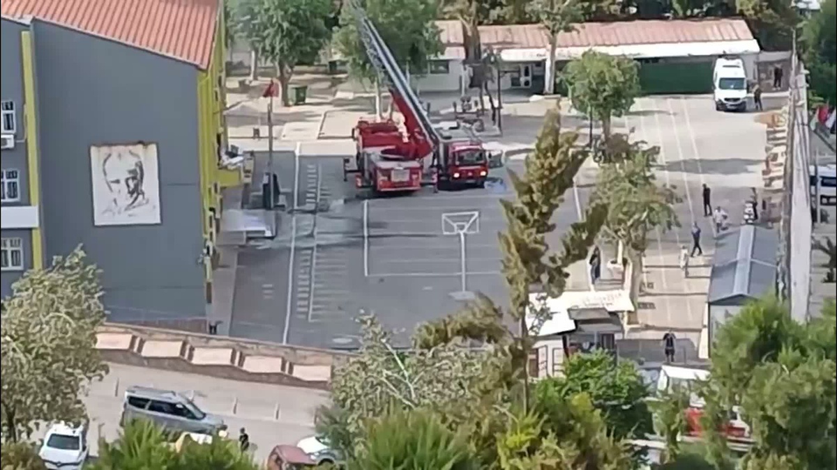 İzmir Karabağlar'da ortaokul çatısında çıkan yangında çatının bir bölümü çöktü