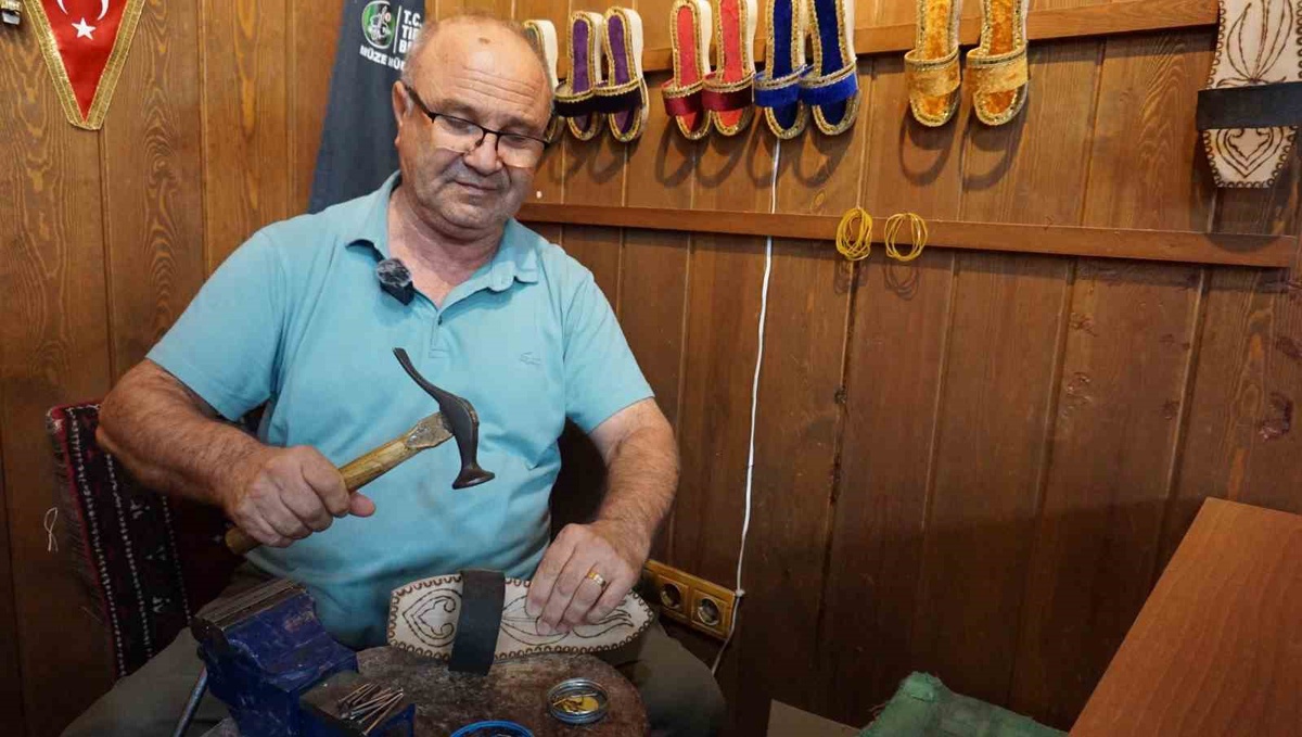 İzmir Tire'de takunya ustası Nihat Yakın, plastikle ölmeye yüz tutan mesleği yaşatıyor