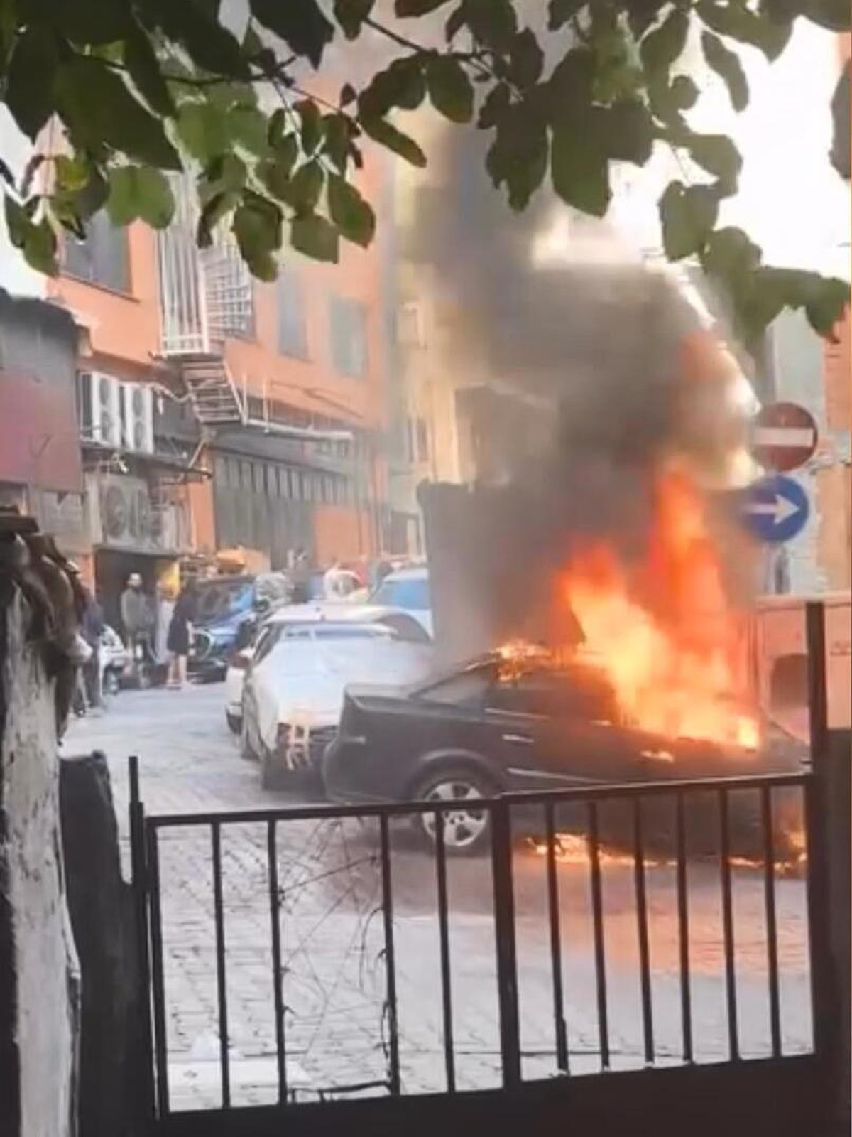 Kağıthane Gültepe'de park halindeki otomobilde çıkan yangını itfaiye söndürdü