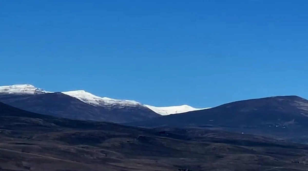 Kars Arpaçay'da yüksek dağların zirveleri mevsimin ilk karıyla kaplandı
