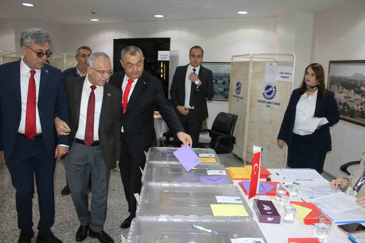 KAYSO'da 25 komitede seçim başladı, tek aday Mehmet Büyüksimitci oy kullandı