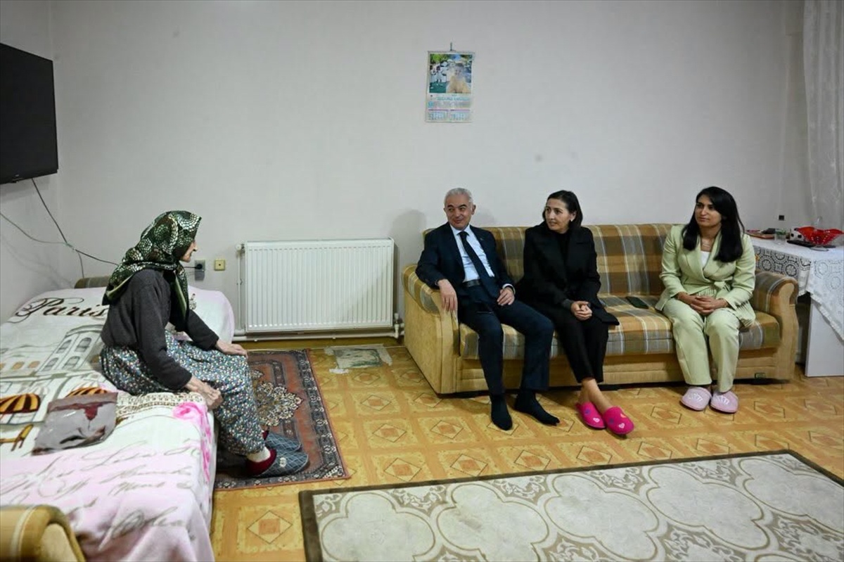 Kırklareli Valisi Turan, eşiyle 90-100 yaş arası yaşlıları evlerinde ziyaret etti