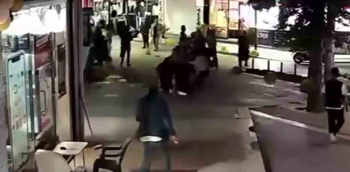 Gölcük'te cadde ortasında dehşet! Kalabalık grup kadın ve kızını darbetti, o anlar kamerada