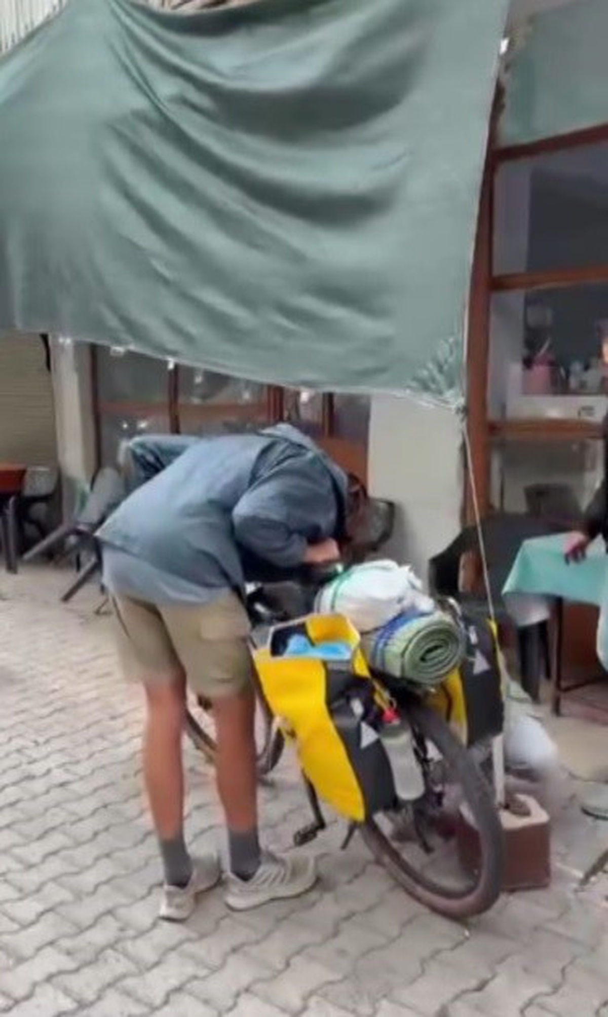Konya Bozkır'da Fransız gezginin bisiklet lastiği patladı, mahalle sakinleri yardım etti