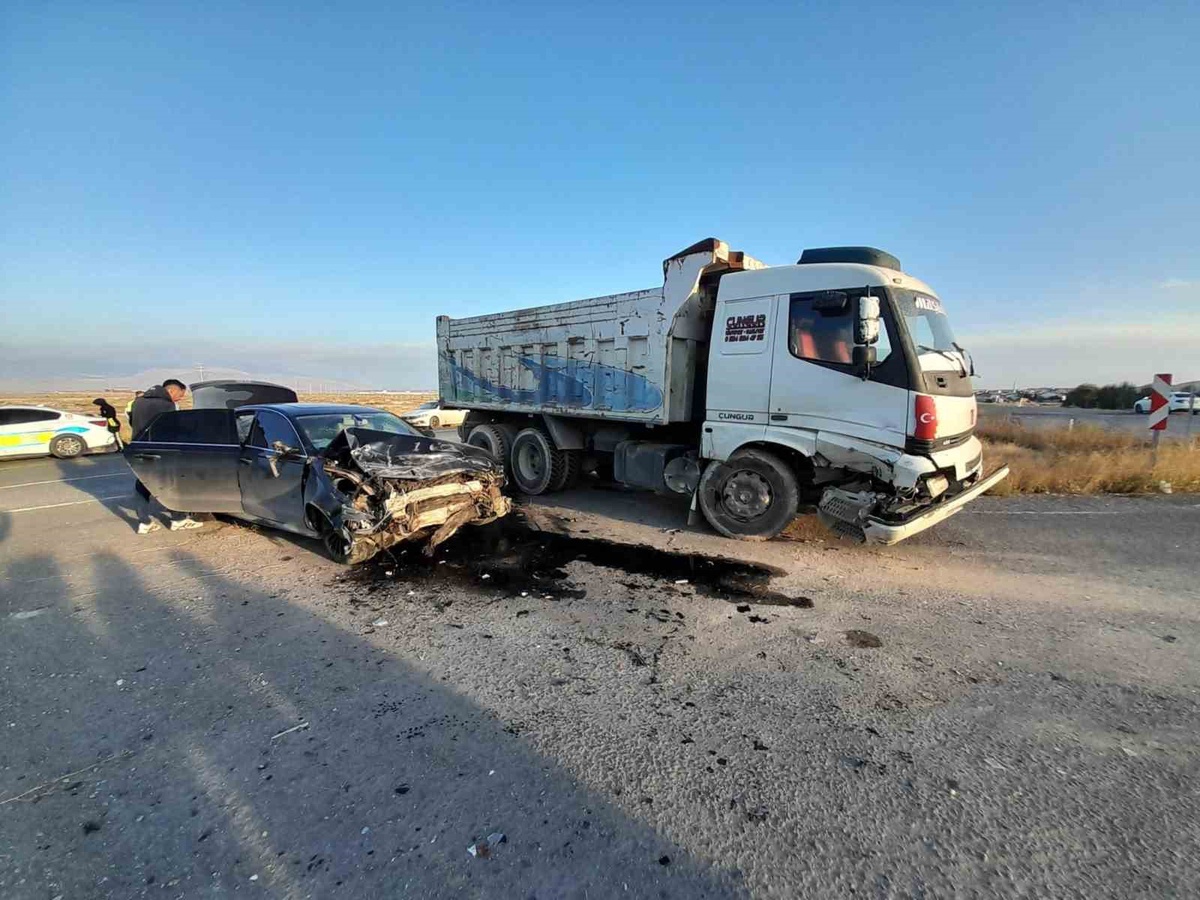 Konya Karapınar'da kamyonla otomobil çarpıştı, 1 yaralı hastaneye kaldırıldı