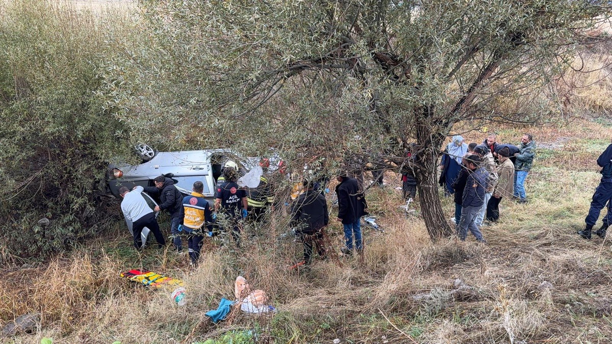 Konya Seydişehir'de kaygan yolda şarampole yuvarlanan otomobilde 5 kişi yaralandı