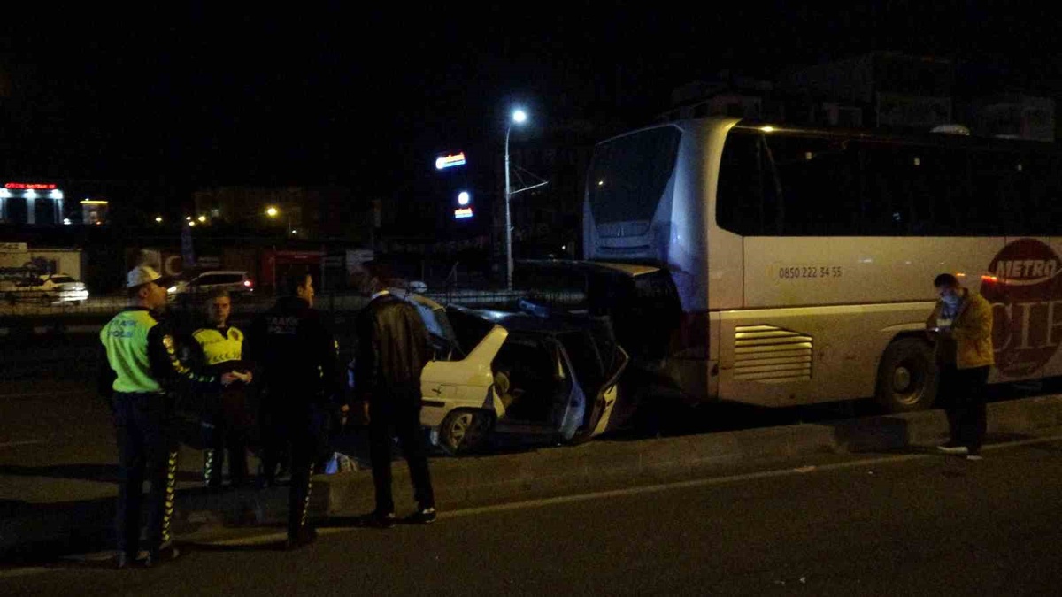 Malatya'da arızalı yolcu otobüsüne çarpan otomobilde 1'i ağır 3 kişi yaralandı