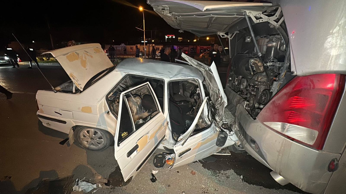 Malatya'da Siirt-Samsun otobüsüne çarpan otomobildeki 3 kişi yaralandı, 1'i ağır