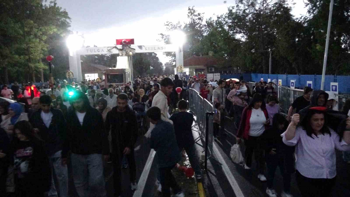 Malatya'da Türk Yıldızları gösterisi yağmur altında Tulga Kışlası'nda yapıldı