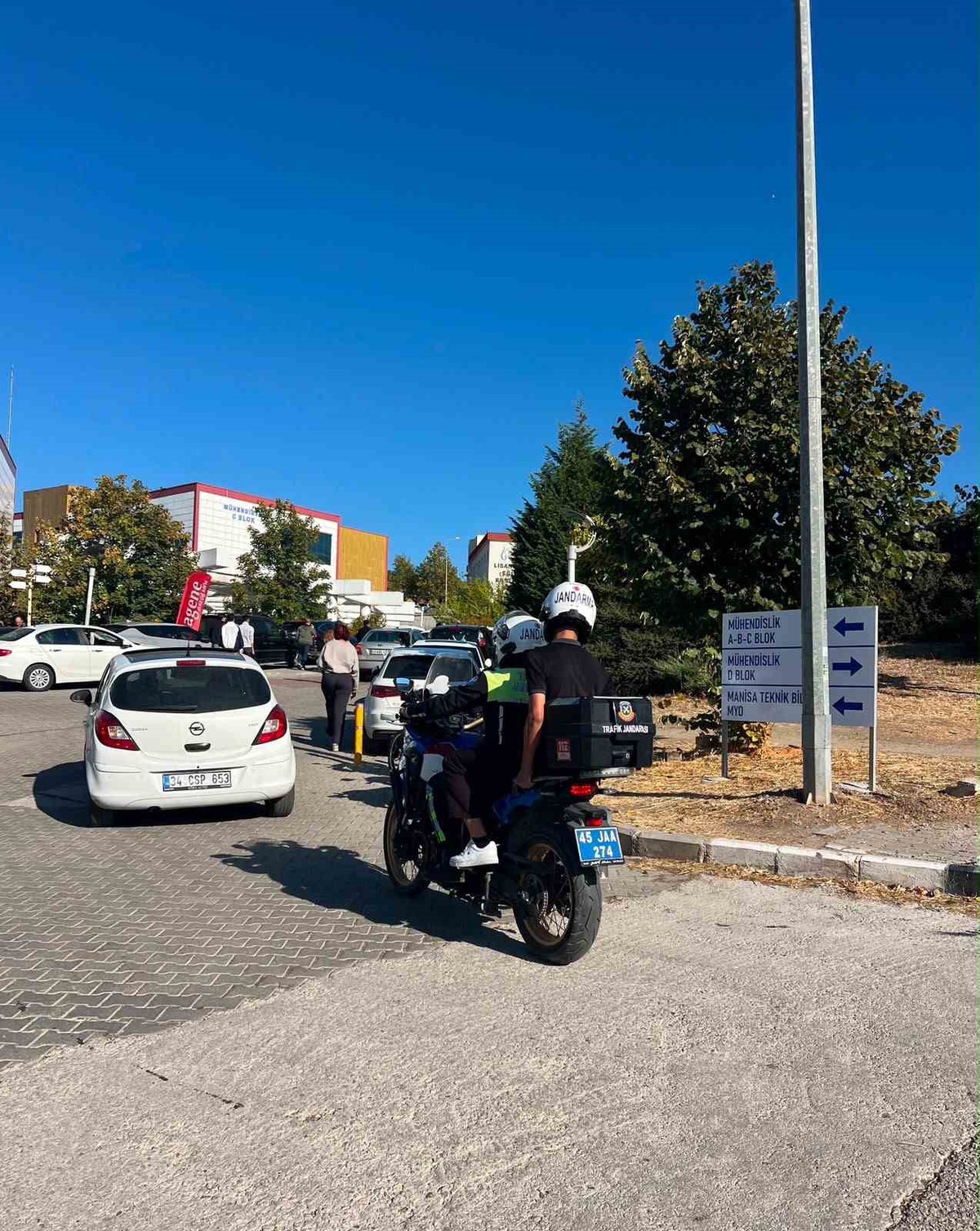 Manisa'da kimliğini yurtta unutan KPSS adayına jandarma motosiklet timleri yetişti