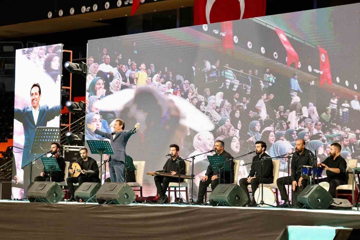 Mersin İl Müftülüğü'nün Naat Güldestesi'nde 63 naatın yer aldığı antoloji tanıtıldı