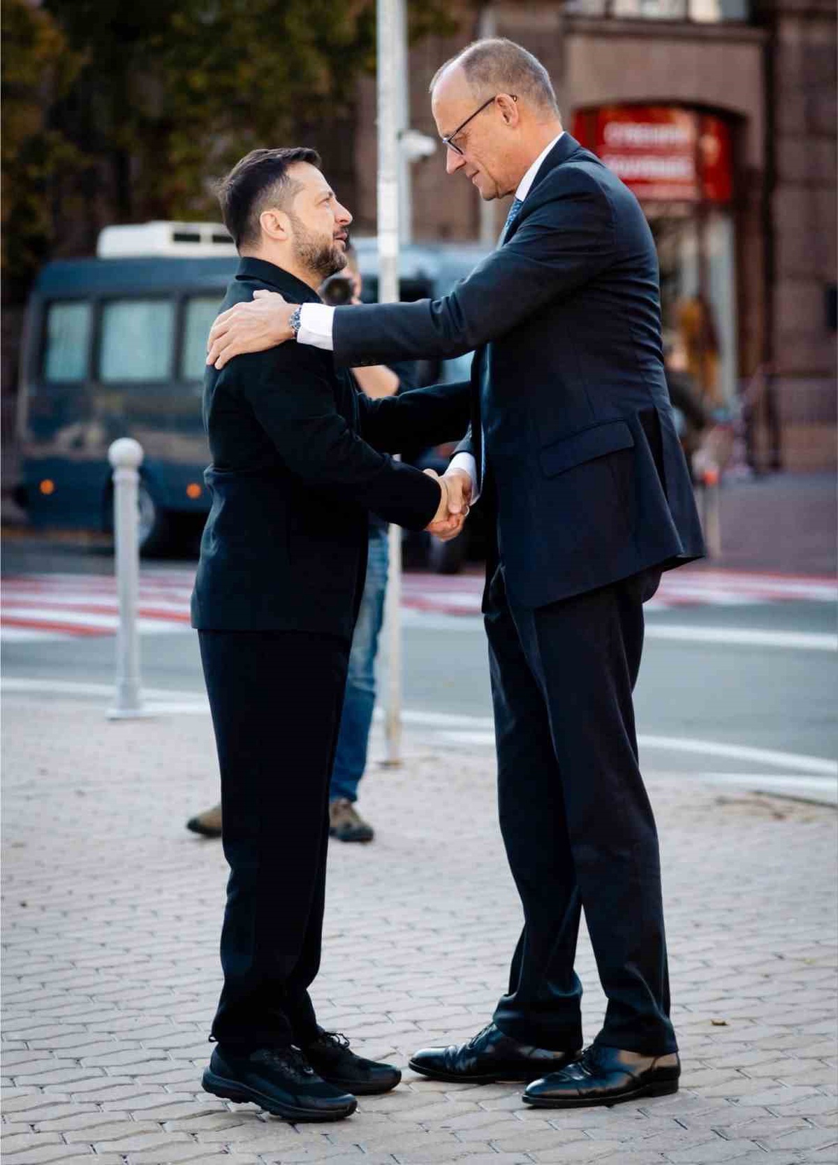 Merz Kiev'de Putin'e bu anlamsız savaşı durdurun çağrısında bulundu