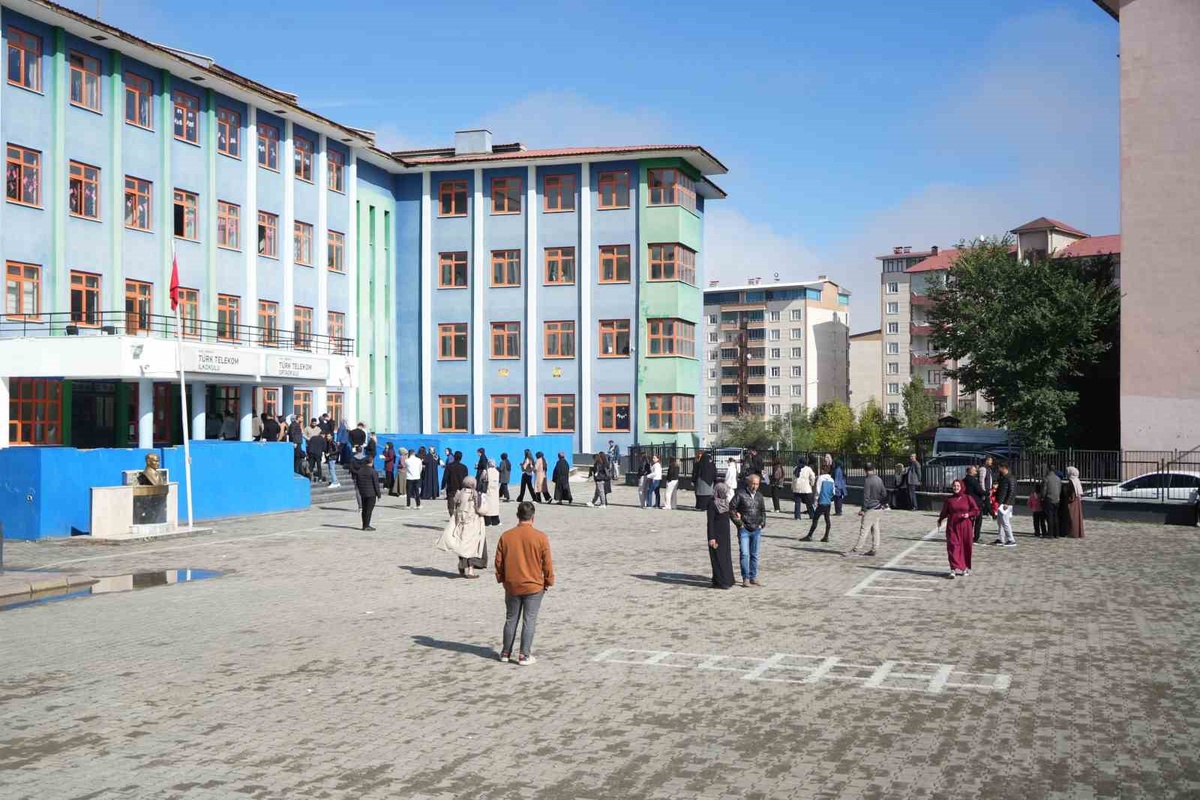 Muş'ta binlerce aday KPSS Ön Lisans oturumunda kamu personeli olmak için ter döktü