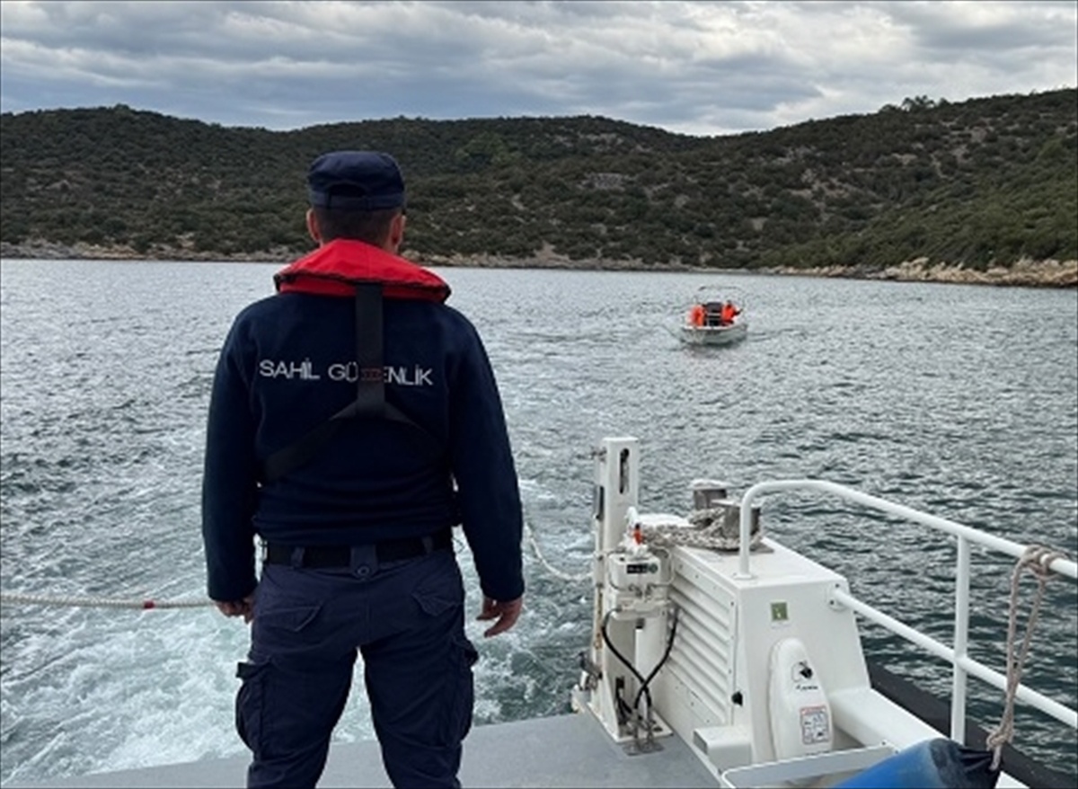 Sahil Güvenlik Milas açıklarında arızalanan tekneyi 2 kişiyle Güllük Marina'ya çekti