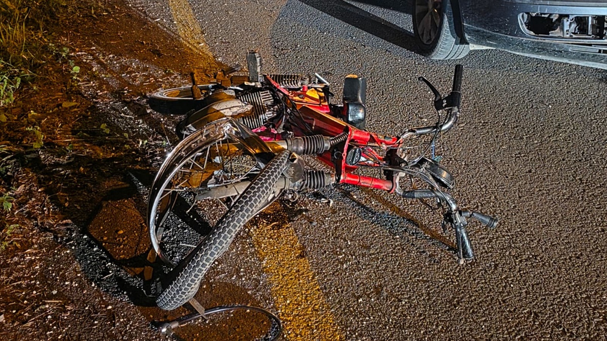 Sakarya Akyazı'da otomobil motosikletle çarpıştı, motosiklet sürücüsü kurtarılamadı