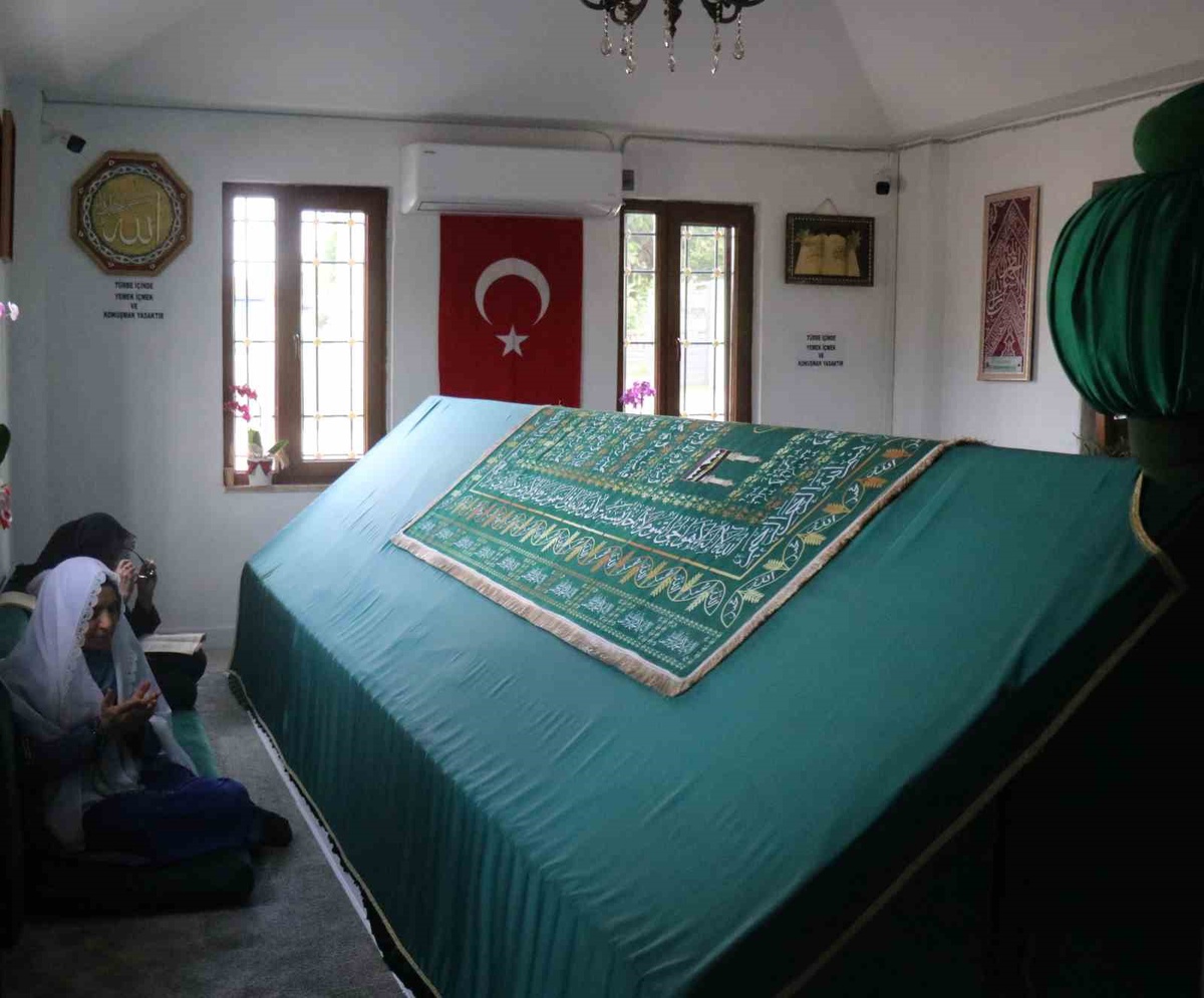 Sakarya Erenler'deki Sakar Baba Türbesi cuma günleri yoğun ziyaretçi çekiyor