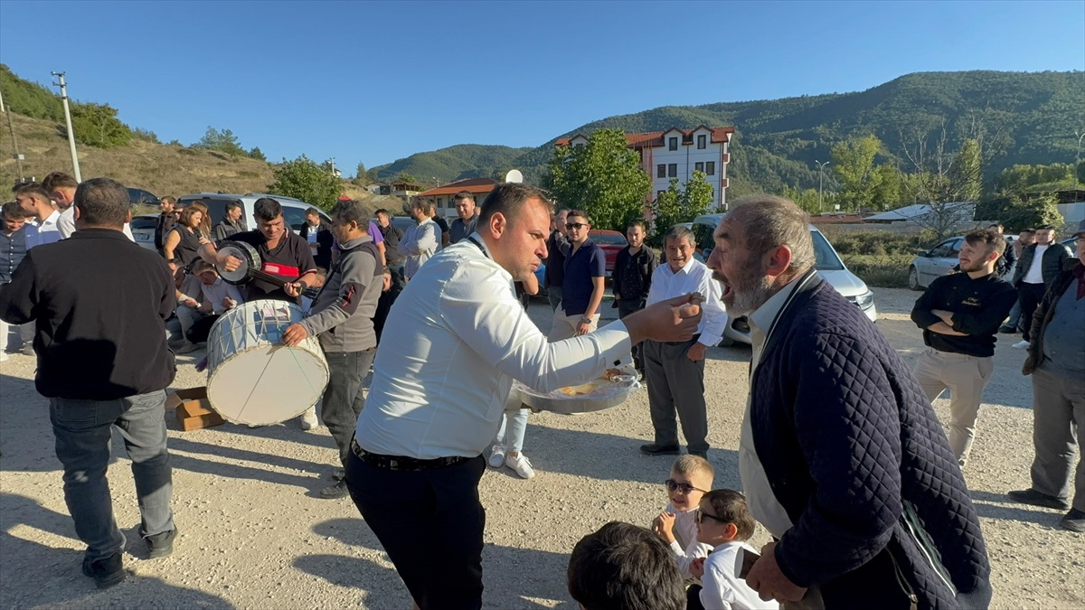 Sakarya Taraklı'da damat, arkadaşlarınca tuzlu suyla yıkanıp toprak yolda yürütüldü