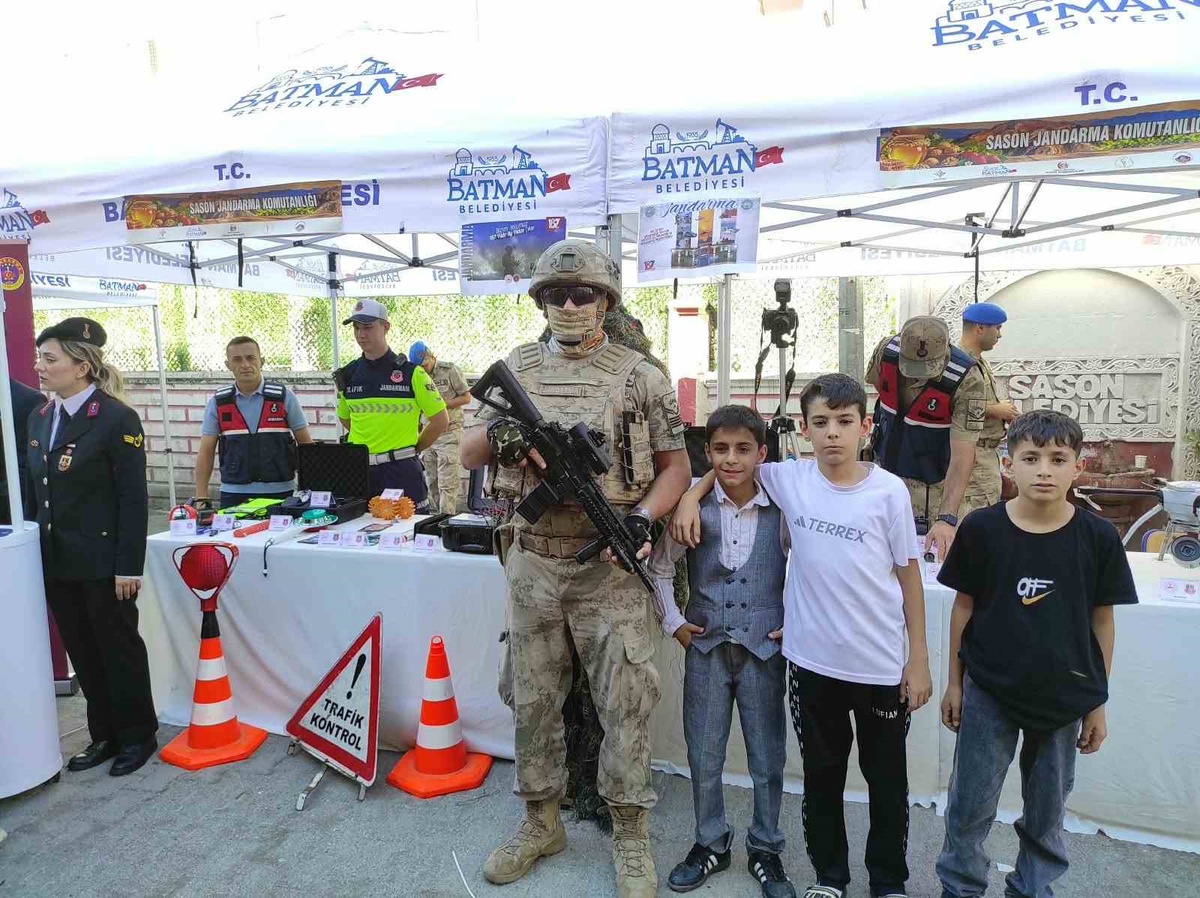 Sason'daki 4'üncü festivalde eğitimli jandarma köpeği ve dron ilgi odağı oldu