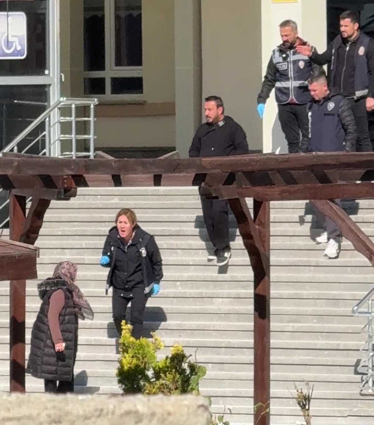 Sivas'ta KPSS kapısı kapanınca 1 dakika geç kalan aday sinir krizi geçirdi.