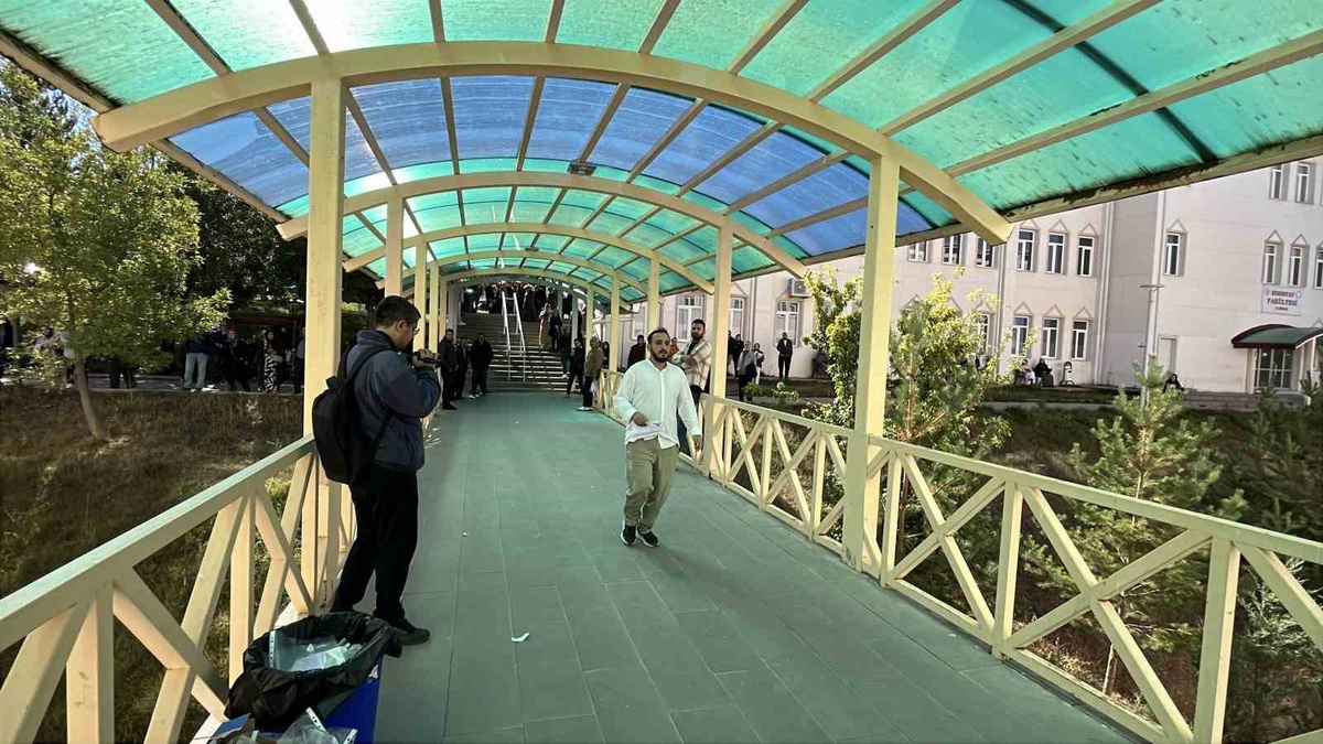 Sivas'ta KPSS'ye saniyelerle geç kalan genç, trafik yüzünden sınava alınmadı