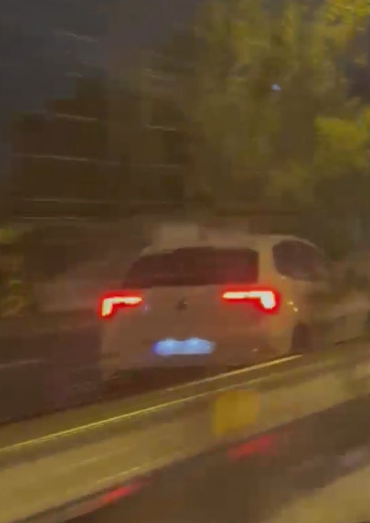 Üsküdar D-100'de ters yönde ilerleyen otomobil, çarpışmaktan son anda kurtuldu