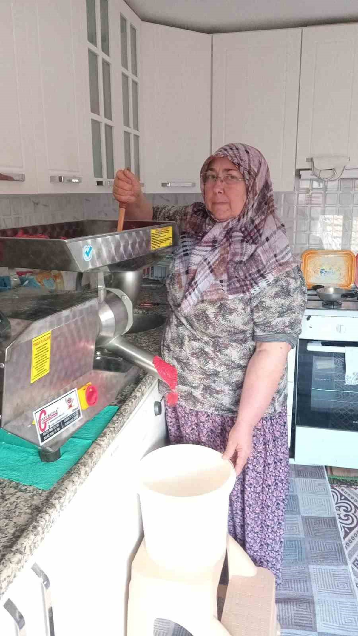 Uzunköprü Kaymakamlığı SYDV Yağmurca köyündeki kadınlara salça makinesi desteği verdi