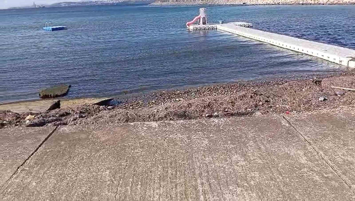 Yalova Taşköprü'de Dantel Sitesi önünde Marmara Denizi'ne kırmızı sıvı döküldü