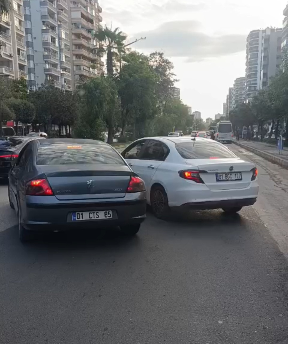Adana'da trafikte tartışan iki sürücü 180 bin lira ceza yüzünden araçtan inmedi! Kavga camdan cama sürdü