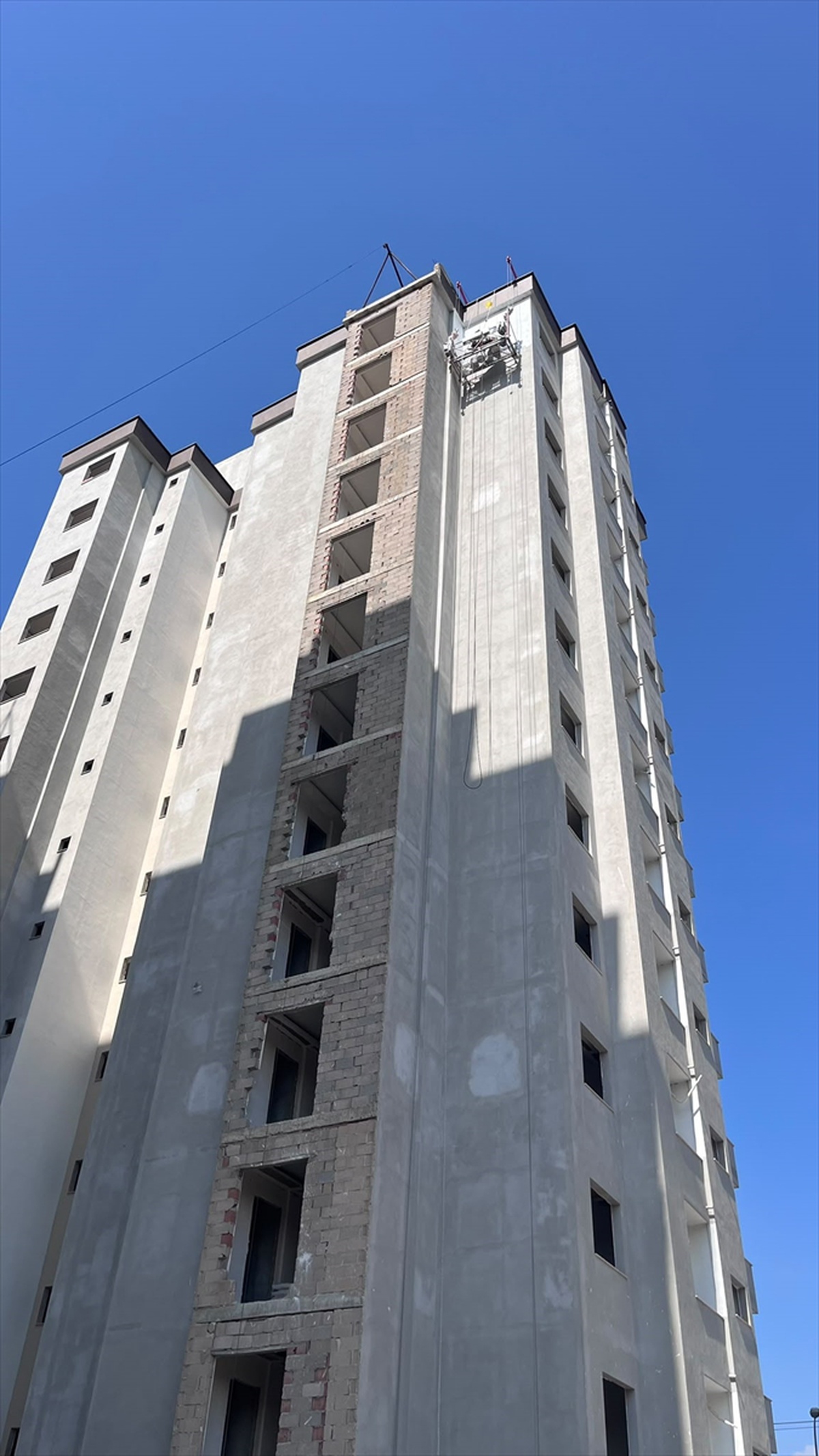 Adana Seyhan'da 11. katta mahsur kalan 2 işçi itfaiye merdiveniyle kurtarıldı
