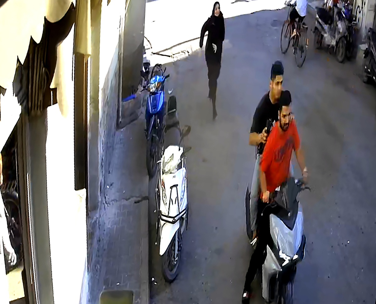 Adana Seyhan'da kadının içinde 2 bin 300 lira olan çantasını gasbeden şüpheli aranıyor