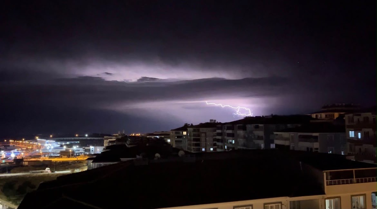 Adıyaman Besni'de şiddetli yağış ve gök gürültüsü hayatı olumsuz etkiledi
