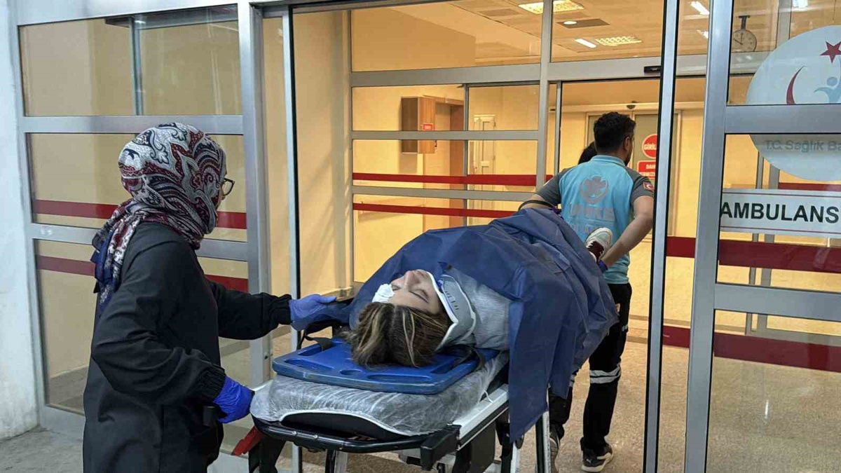 Adıyaman'da iki otomobil ile motosikletin çarpıştığı kazada 2 kişi yaralandı