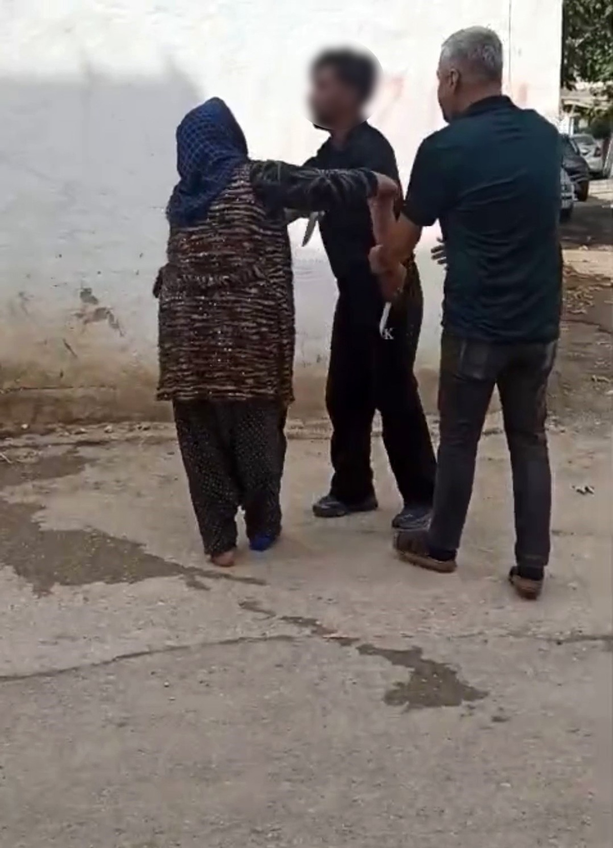 Adıyaman'da kavgada çift bıçaklı şahıs polisin biber gazıyla etkisiz hale getirildi.