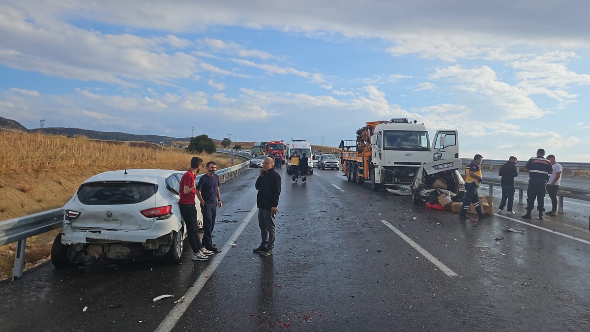 Adıyaman Gölbaşı'nda 4 araçlı zincirleme kazada 7 kişi yaralandı
