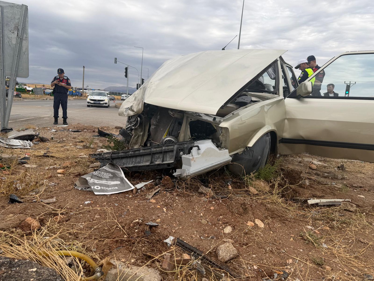Adıyaman Kahta'da iki otomobil kafa kafaya çarpıştı, 5 kişi yaralandı