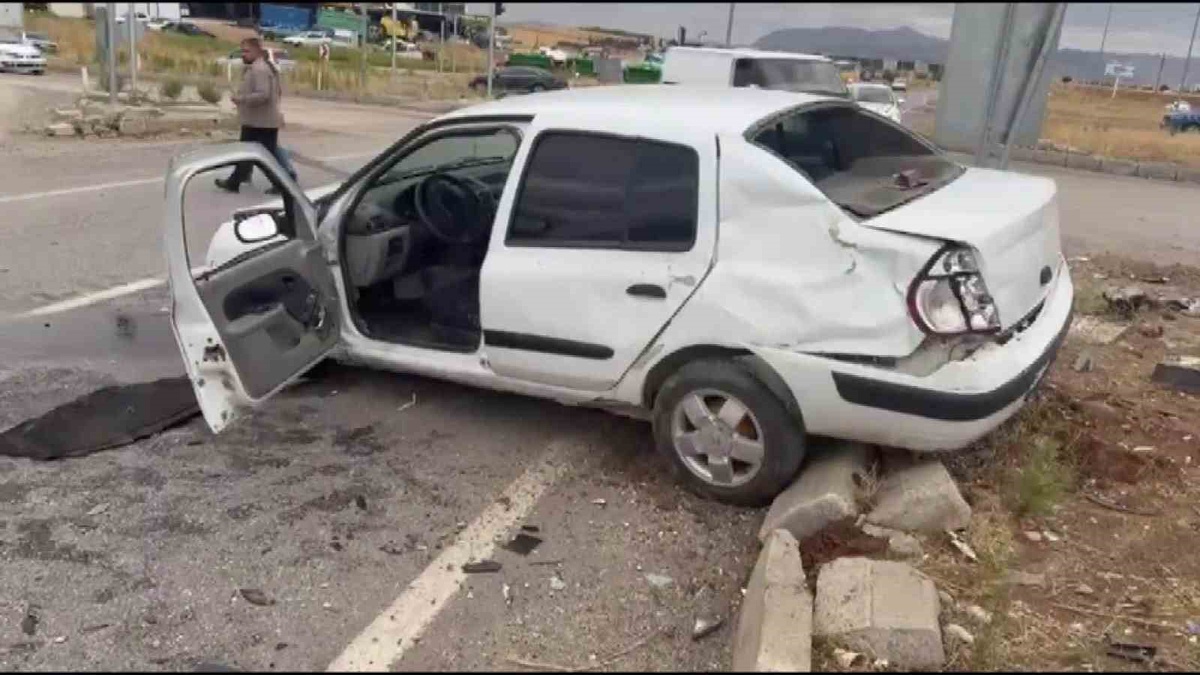 Adıyaman Kahta'da kafa kafaya çarpışan otomobillerde 5 kişi yaralandı